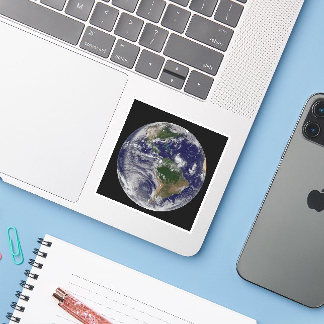 Die ganze Erde mit tropischen Stürmen im Atlantik Aufkleber (Laptop mit iPhone)