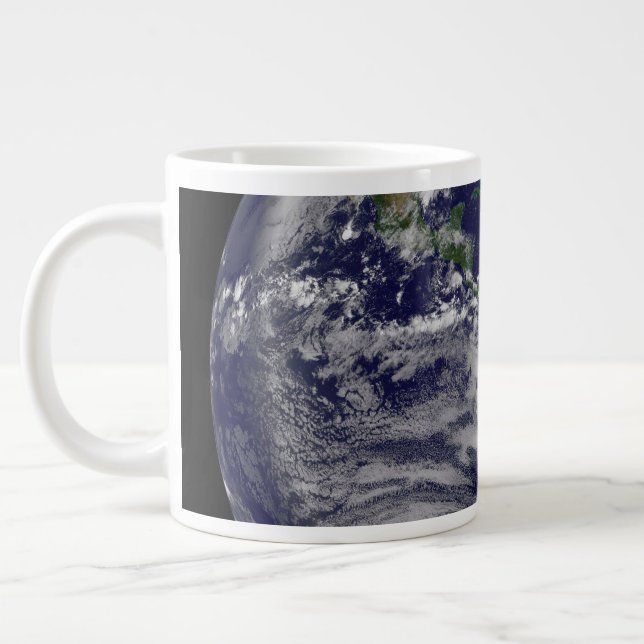 Die ganze Erde mit tropischen Stürmen im Atlantik Jumbo-Tasse (Links)