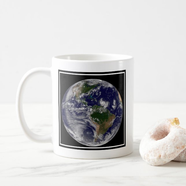 Die ganze Erde mit tropischen Stürmen im Atlantik Kaffeetasse (Mit Donut)