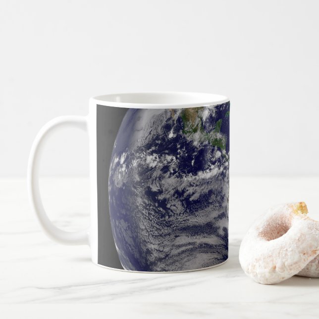 Die ganze Erde mit tropischen Stürmen im Atlantik Kaffeetasse (Mit Donut)