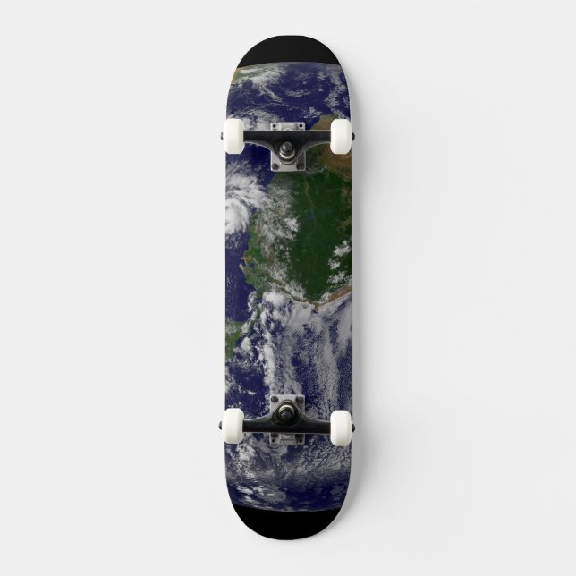 Die ganze Erde mit tropischen Stürmen im Atlantik Skateboard (Vorderseite)
