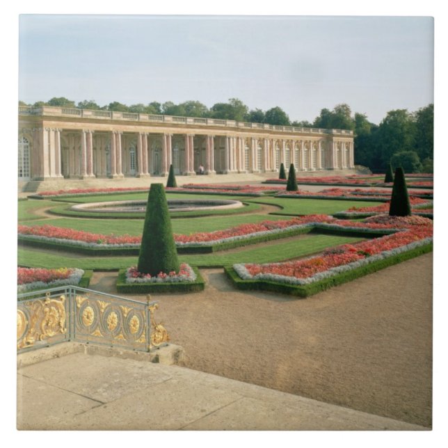 Die Garten-Fassade des großartigen Trianon, 1687 Fliese (Vorderseite)