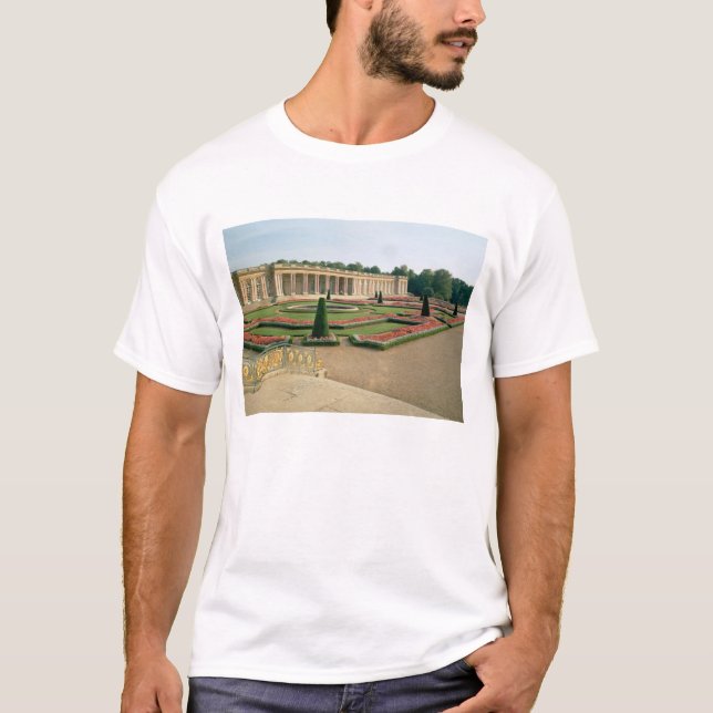 Die Garten-Fassade des großartigen Trianon, 1687 T-Shirt (Vorderseite)