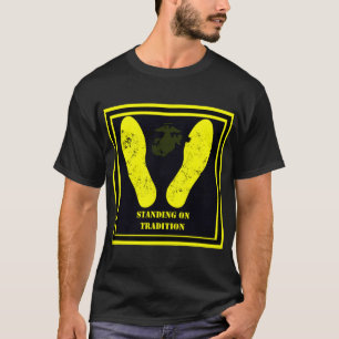 Die gelben Foot-Prints sind auf Tradition Stehend T-Shirt