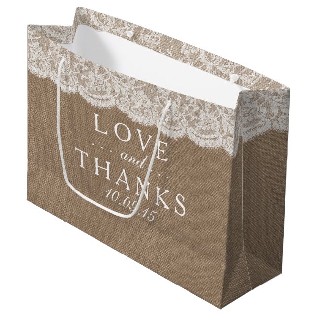 Die Geschenktaschen für die Burlap & Lace Wedding  Große Geschenktüte (Vorderseite Schrägansicht)