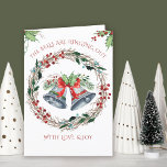 Die Glocken klingeln nach dem Holly-Kranz Feiertagskarte<br><div class="desc">Grußkarte mit silbernen Glocken, verstreut mit Schnee, heilig und einem rustikalen Zweigkranz. In der eleganten Typografie heißt es: "Die Glocken klingeln mit Liebe und Freude". Traditionelles festliches Design und die Vorlage steht Ihnen zur Verfügung, Ihre Nachricht hinzuzufügen und sich zu unterschreiben. verlass die Vorlagenfelder, in denen kein Text erforderlich ist....</div>