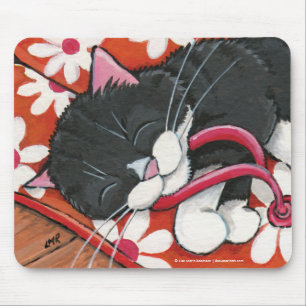Die glückliche Tuxedo-Katze, die drehen schlafend Mousepad