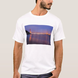 Die Golden Gate Bridge in der Dämmerung von Kirby  T-Shirt