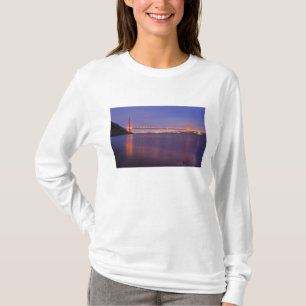 Die Golden Gate Bridge in der Dämmerung von Kirby T-Shirt