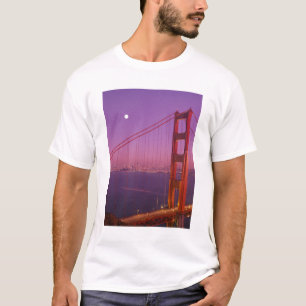 Die Golden Gate Bridge kurz nach Sonnenuntergang, T-Shirt