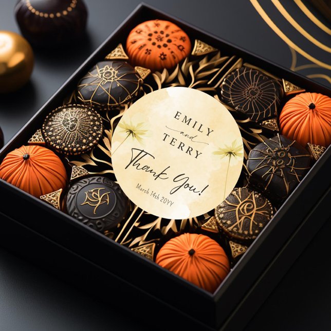 Die Goldene Stunde Hochzeit mit Blumen und Grace Runder Aufkleber (Von Creator hochgeladen)