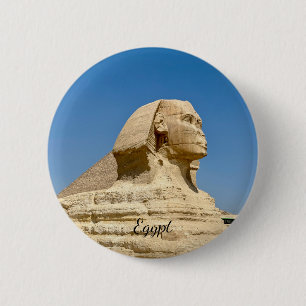 Die Große Sphinx von Giza vor einem klaren blauen Button