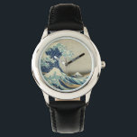 Die große Welle vor Kanagawa Armbanduhr<br><div class="desc">Die Große Wave Watch The Great Wave Off Kanagawa, auch bekannt als The Great Wave oder einfach The Wave, ist ein Holzschnitt des japanischen Künstlers Katsushika Hokusai. Beispiel der ukiyo-e Kunst, wurde sie irgendwann zwischen 1830 und 1833 als die erste in Hokusai's Serie 36 Ansichten des Mount Fuji veröffentlicht, und...</div>