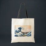 Die große Welle vor Kanagawa, Hokusai Tragetasche<br><div class="desc">Katsushika Hokusai (31. Oktober 1760 - 10. Mai 1849), auch bekannt als Hokusai, war ein japanischer Künstler, ukiyo-e Maler und Printmacher der Edo-Periode. Geboren in Edo (heute Tokio), Hokusai ist bekannt als Autor der Holzschnitt-Serie 36 Ansichten des Mount Fuji (Fugaku Sanjūroku-c. 1831), zu dem auch der international bekannte Ausdruck The...</div>