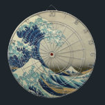 Die große Welle weg von Kanagawa Dartscheibe<br><div class="desc">Die große Welle weg von Kanagawa (buchstäblich: "Unter einer Welle weg von Kanagawa"),  Teil der Reihe sechsunddreißig Ansichten vom Fujisan,  Nr. 21.  Erste Veröffentlichung: zwischen 1826 und 1833. Farbewoodblock Druck.</div>