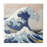 Die große Welle weg von Kanagawa Fliese<br><div class="desc">Die große Welle weg von Kanagawa (神奈川沖浪裏 Kanagawa-oki nami-ura, "unter einer Welle weg von Kanagawa"), alias "die große Welle" oder einfach "die Welle", ist ein woodblock Druck durch den japanischen Künstler, Hokusai. Ein Beispiel von ukiyo-e Kunst, wurde es einmal zwischen 1830 und 1833 (während der Edo-Zeit) als das erste in...</div>