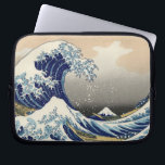 Die große Welle weg von Kanagawa, Hokusai Laptopschutzhülle<br><div class="desc">Vintager Japaner Woodblock Kunst-Druck durch Hokusai. Die große Welle weg von Kanagawa (神奈川沖浪裏, Kanagawa Oki Nami Ura, "unter einer Welle weg von Kanagawa"), alias die große Welle oder einfach die Welle, ist ein woodblock Druck durch den japanischen Künstler Hokusai. Ein Beispiel von ukiyo-e Kunst, wurde er einmal zwischen 1830 und...</div>