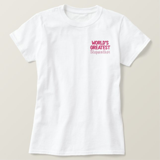 Die größte Stepmutter der Welt Besticktes T-Shirt (Design vorne)