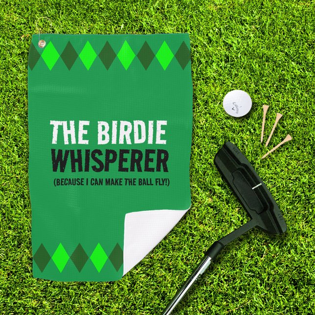 Die grüne Raute Birdie Whisperer Golfhandtuch (The Birdie Whisperer green argyle golf towel with putter, ball, and 3 tees on golf green)