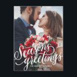 Die Gruß-Kreide-Beschriftungs-Foto-Feiertag der Feiertagspostkarte<br><div class="desc">Grüßen Sie Ihre geliebten dieser Feiertag mit dieser rustikalen Feiertagskarte. Diese Fotofeiertagspostkarte kennzeichnet Hand-mit Buchstaben gekennzeichnetes Skript der Kreide mit Blumenweihnachtsmuster.</div>