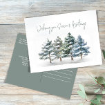 Die Grüße der Jahreszeit Wasserfarbener Winterpin Postkarte<br><div class="desc">Dieses Design umfasst eine Weihnachtspostkartenkarte,  einen preiswerten Stil mit elegantem Blattwerk,  eine botanische Wintervorlage,  Waldkiefernbäume,  einen einfachen grünen Wald,  einen blau-grünen Wasserfarben-Stil,  ein rustikales Landmotiv und eine Weihnachtskalligraphie Grußkarte.</div>