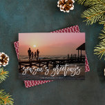Die Grüße der Saison Brush Lettered Foto Feiertagskarte<br><div class="desc">Teilen Sie sich in dieser Ferienzeit ein beliebtes Foto mit diesen schicken Urlaubskarten,  die mit einem weißen,  handgeschriebenen Text überlagern und "Die Grüße der Saison" lesen. Personalisieren Sie mit Ihrem Namen(en),  Gruß und/oder Jahr. Die Karten kehren zu einem subtilen geometrischen Muster in Rot und Weiß mit reicher Cranberry um.</div>