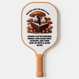 Die Guinea der Hasen unter den roten Pilzen Pickleball Schläger