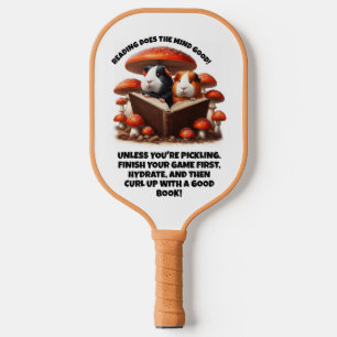 Die Guinea der Hasen unter den roten Pilzen Pickleball Schläger