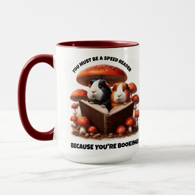 Die Guinea der Hasen unter den roten Pilzen Tasse (Links)