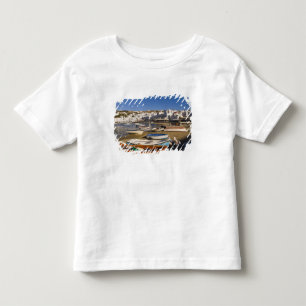 Die Hafenstadt mit bunten Fischerbooten Kleinkind T-shirt