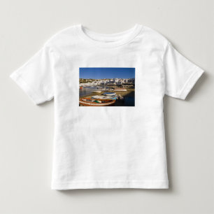 Die Hafenstadt mit farbenfrohen Fischerbooten Kleinkind T-shirt