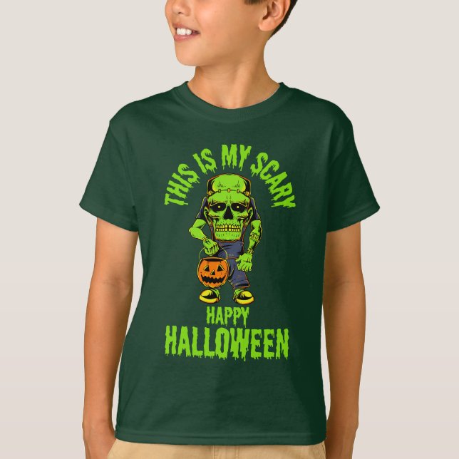 Die Halloween-Nacht ist voller Zauberei. T-Shirt (Vorderseite)