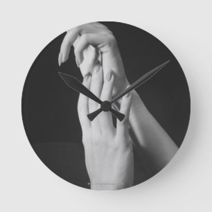 Die Hände der Frau Runde Wanduhr