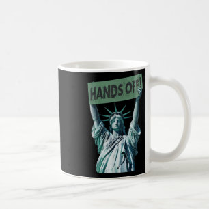 Die Hände des Shirts widerstehen und protestieren Kaffeetasse