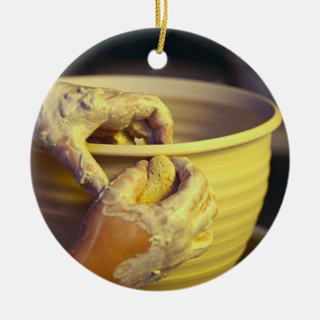 Die Hände des Töpfers, die 1 schaffen Keramikornament (Vorne)
