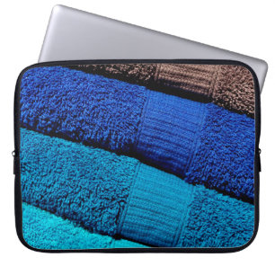Die Handtücher sind blau, türkisblau und grau Laptopschutzhülle