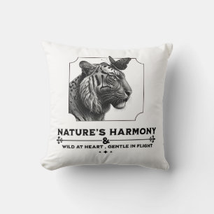 Die Harmonie der Natur, der Tiger und der Schmette Kissen