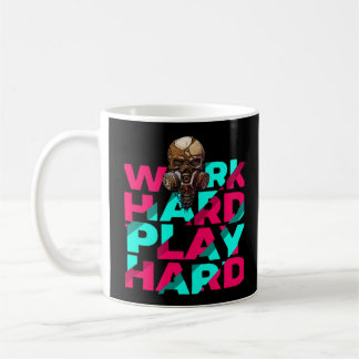 Die harte Arbeit - harte Skull-Motivation ist uner Kaffeetasse