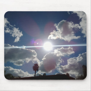Die helle Sonne strahlt durch die Silberwolken Mousepad