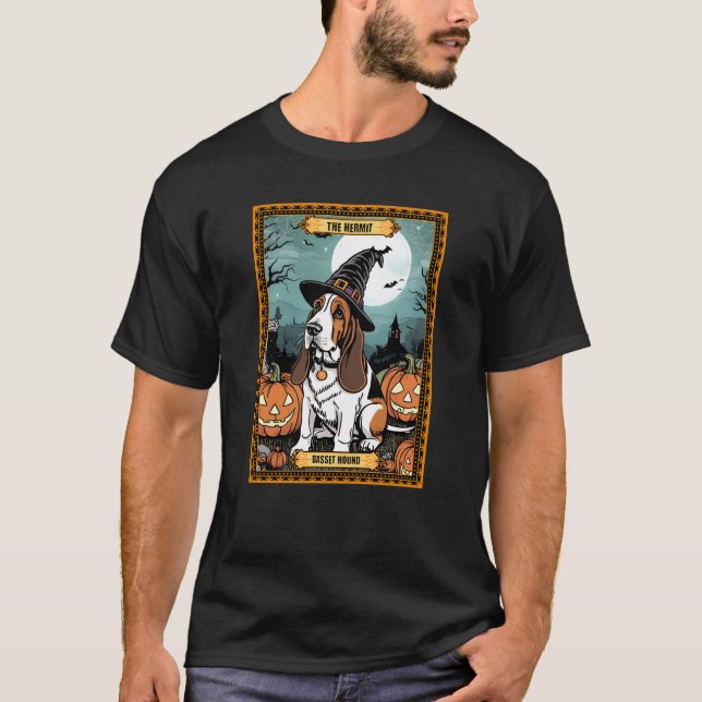 Die Hermit Basset Hound Halloween Tarot Card T-Shirt (Vorderseite)