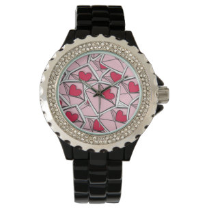 Die Herzen des Valentinsgrußes auf Umschlägen Armbanduhr