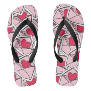 Die Herzen des Valentinsgrußes auf Umschlägen Flip Flops
