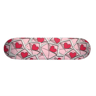 Die Herzen des Valentinsgrußes auf Umschlägen Skateboard