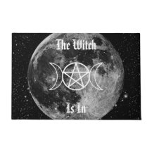 Die Hexe ist in