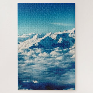 Die Himalaya-Berge in Wolken Blauer Himmel