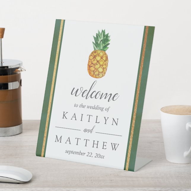 Die Hochzeitskollektion der Ananas mit tropischen  Sockelschild (In SItu)