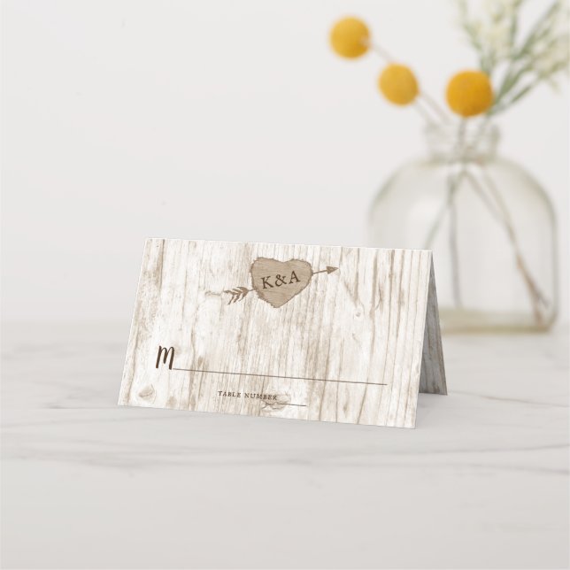 Die Hochzeitskollektion des Carved Heart Tree Platzkarte (Vorderseite)