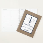 Die Hochzeitskollektion des Nautical Lighthouse Bu Planer<br><div class="desc">Mit diesem eleganten und sehr trendigen Hochzeitsplaner bereiten Sie sich auf Ihren großen Tag stilvoll vor. Das Design ist einfach zu personalisieren mit Ihren eigenen Namen und Hochzeitsdatum und Sie können alle Ihre Design-Ideen, wichtige Hochzeitsinformationen und vieles mehr sicher in diesem personalisierten Planer behalten. Entsprechende Hochzeitssachen finden Sie in der...</div>