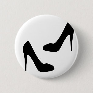 Die hohe Fersen-Schuhe der Frauen in der Button