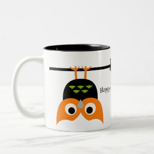 Die Höllenschale auf einer Halloween-Tasse im Zimm Zweifarbige Tasse